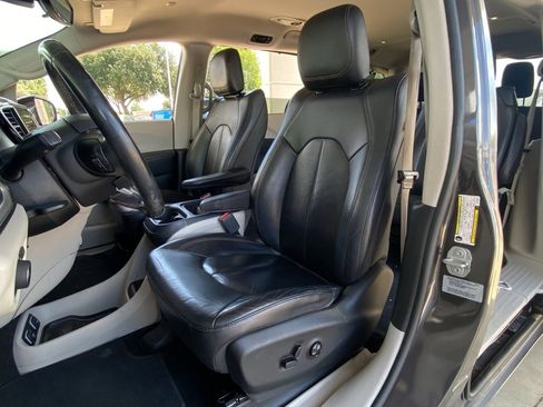 Used 2017 Chrysler Pacifica Touring-L image 4