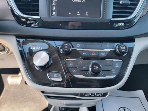 Used 2023 Chrysler Voyager LX image 21