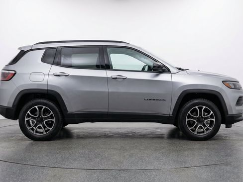 Used 2025 Jeep Compass Trailhawk AWD/4WD image 11