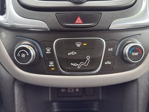 Used 2021 Chevrolet Equinox LS w/ LS Convenience Package image 28