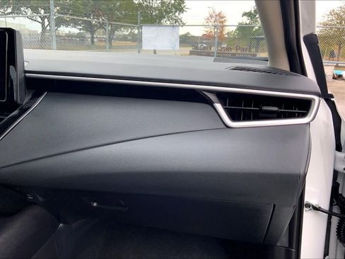 Used 2025 Toyota Corolla LE image 17