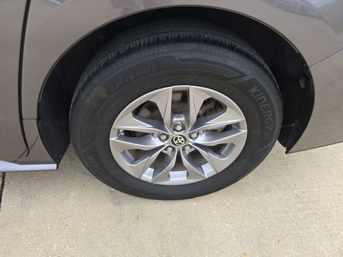 Used 2023 Toyota Sienna XLE image 12