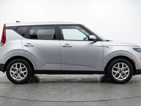 Used 2025 Kia Soul LX w/ LX Technology Package FWD image 11