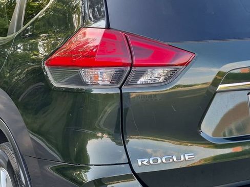 Used 2018 Nissan Rogue SV AWD/4WD image 21