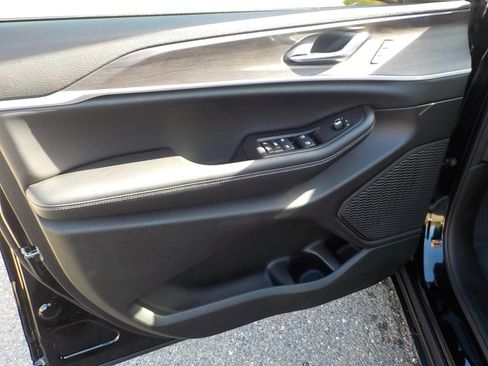 New 2025 Jeep Grand Cherokee Limited w/ Black Appearance Package image 18