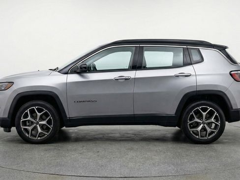 Used 2025 Jeep Compass Limited image 5