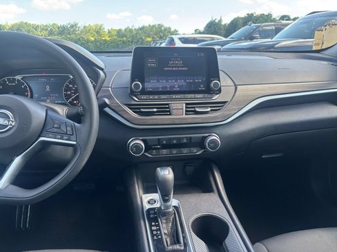 Used 2025 Nissan Altima 2.5 SV FWD image 17