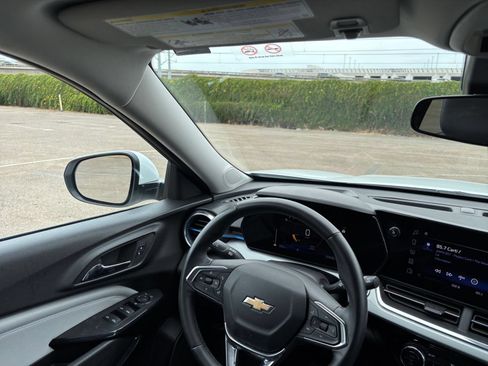 Used 2025 Chevrolet Trax LT w/ LT Convenience Package FWD image 33
