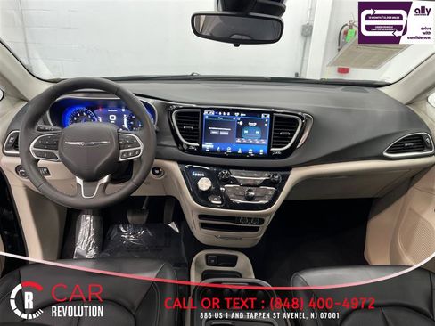 Used 2023 Chrysler Pacifica Touring-L FWD image 36