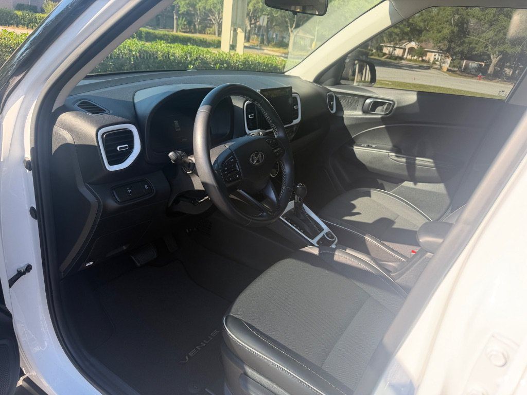 Used 2024 Hyundai Venue Limited FWD image 12