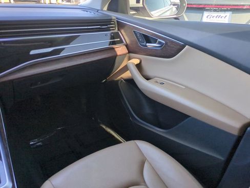 Used 2019 Audi Q8 Premium Plus w/ Premium Plus image 16