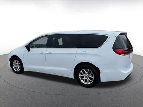 Used 2025 Chrysler Pacifica Select image 10