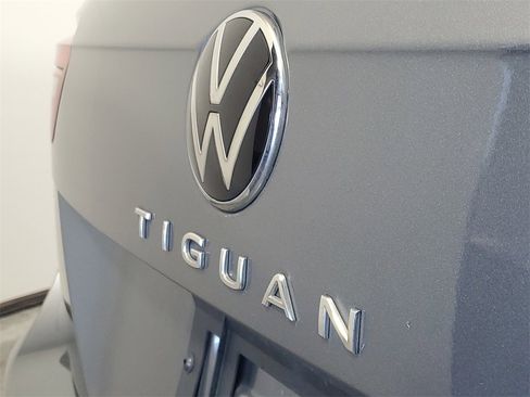 Used 2023 Volkswagen Tiguan SE R-Line image 8