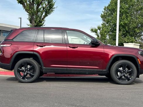 New 2025 Jeep Grand Cherokee Altitude image 3