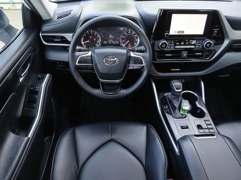 Used 2024 Toyota Highlander XLE FWD image 12