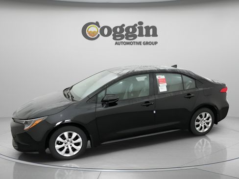 Used 2026 Toyota Corolla LE FWD image 3