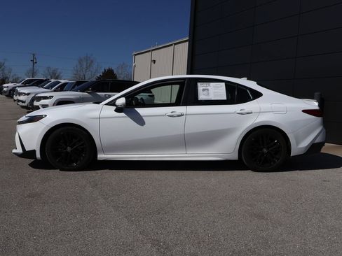 Used 2025 Toyota Camry SE image 2