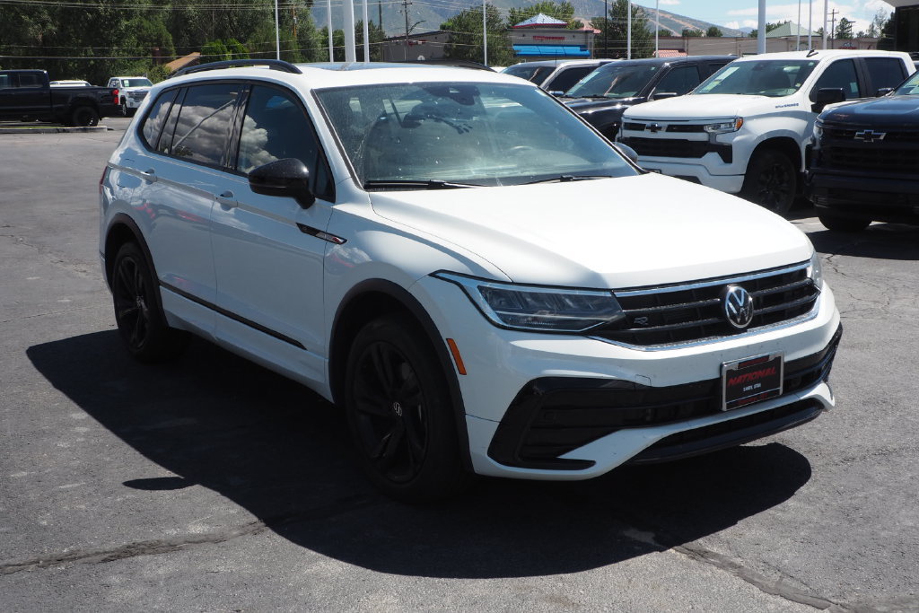 Used 2024 Volkswagen Tiguan SE R-Line AWD/4WD image 3