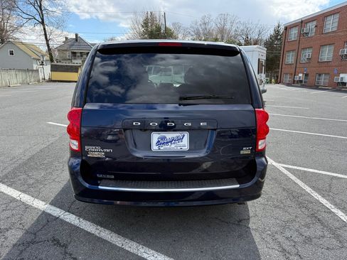 Used 2017 Dodge Grand Caravan SXT w/ Rear Park Assist Package image 4