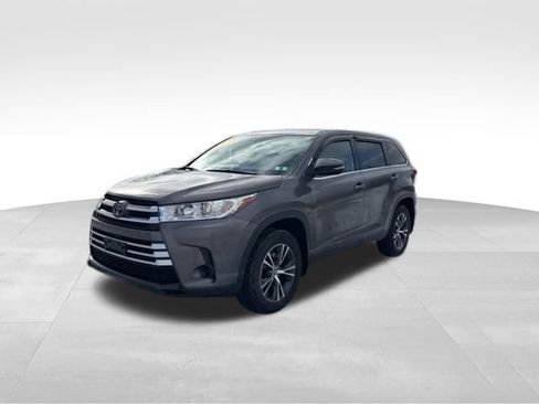 Used 2019 Toyota Highlander LE image 1