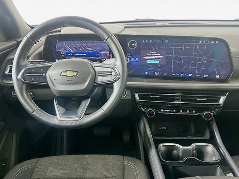 Used 2025 Chevrolet Traverse LT image 18