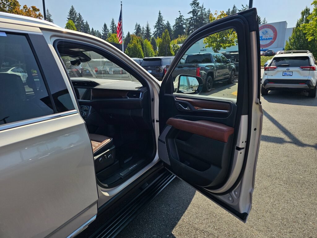 Used 2023 GMC Yukon XL Denali Ultimate AWD/4WD image 31