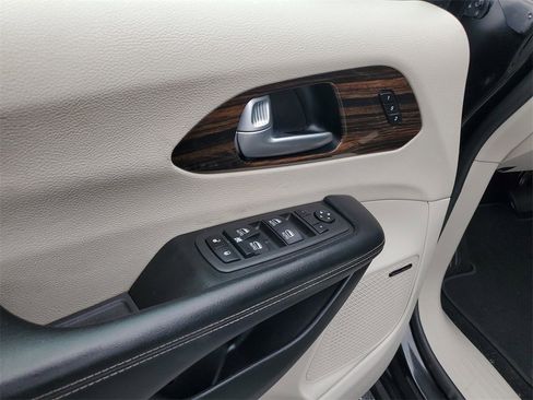 Used 2022 Chrysler Pacifica Limited image 18