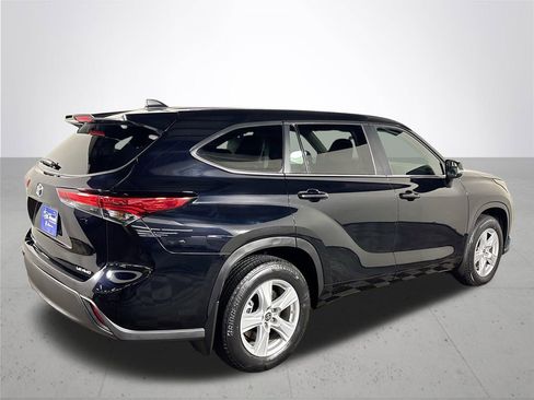 Used 2023 Toyota Highlander LE image 6