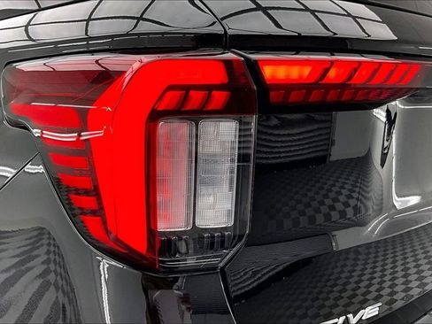 Certified 2025 Ford Explorer Active w/ Active Comfort Package AWD/4WD image 31