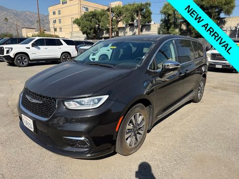 Used 2023 Chrysler Pacifica Limited image 1