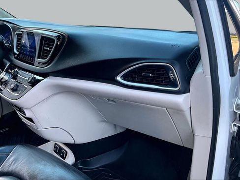 Used 2017 Chrysler Pacifica Touring-L FWD image 18