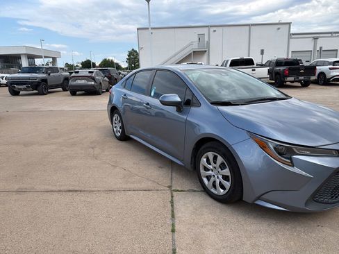 Used 2022 Toyota Corolla LE FWD image 2