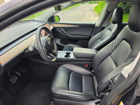 Used 2024 Tesla Model Y 2WD image 11