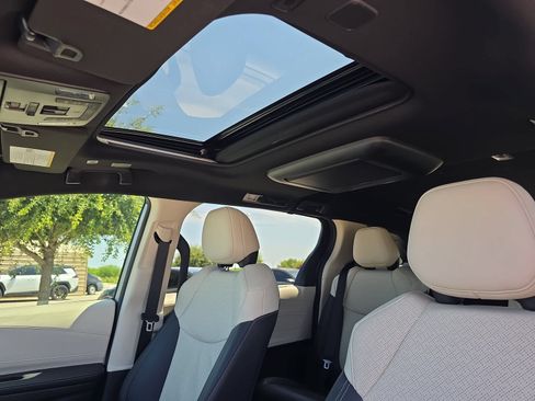 Used 2025 Toyota Sienna Platinum AWD/4WD image 27