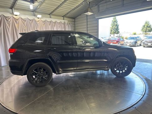 Used 2018 Jeep Grand Cherokee Altitude AWD/4WD image 4