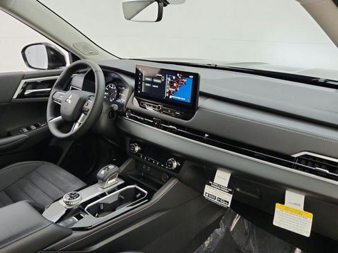 Used 2025 Mitsubishi Outlander SE AWD/4WD image 14