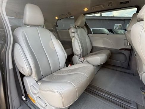 Used 2013 Toyota Sienna XLE image 16
