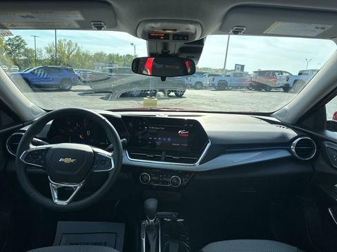 Used 2025 Chevrolet Trax LT w/ Driver Confidence Package image 11
