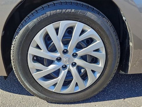 Used 2017 Toyota Corolla LE image 9