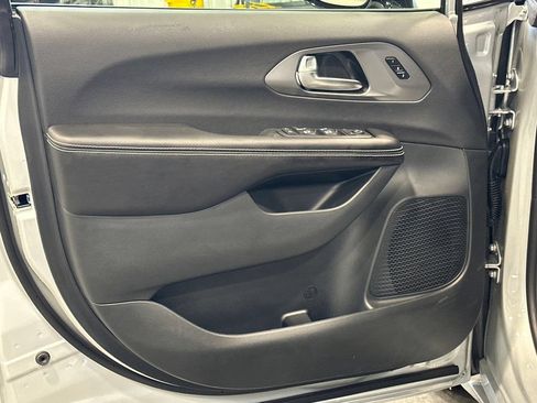 New 2026 Chrysler Pacifica Select FWD image 15