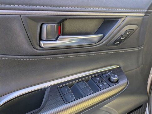 Used 2024 Toyota Venza XLE image 22