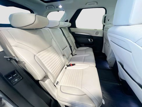 Used 2017 Land Rover Discovery First Edition image 25