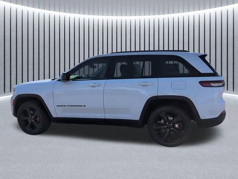 Used 2024 Jeep Grand Cherokee Limited w/ Black Appearance Package image 12