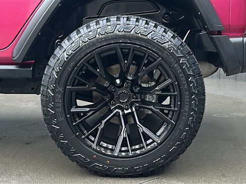 Used 2024 Jeep Wrangler Unlimited image 12