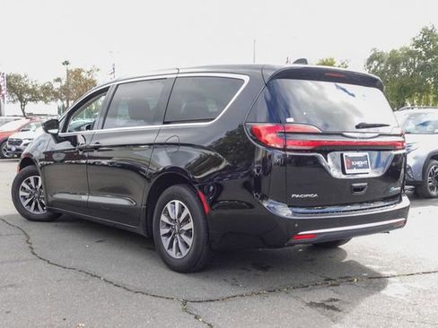 Used 2024 Chrysler Pacifica Select image 9