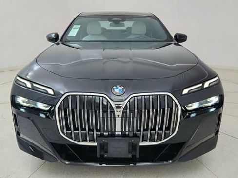 Used 2023 BMW 740i w/ Parking Assistance Package image 13