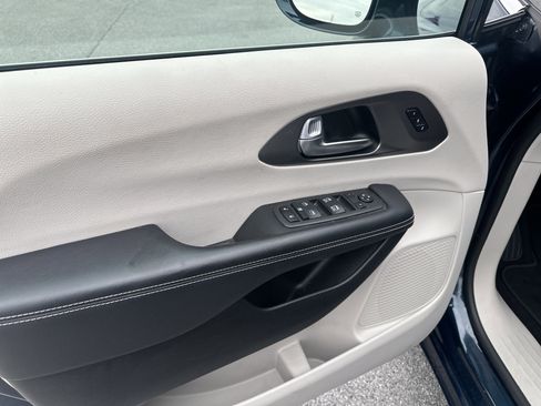 Used 2022 Chrysler Pacifica Touring-L image 12