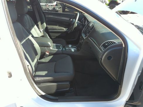 Used 2018 Chrysler 300 Touring w/ Chrome Appearance Package image 19