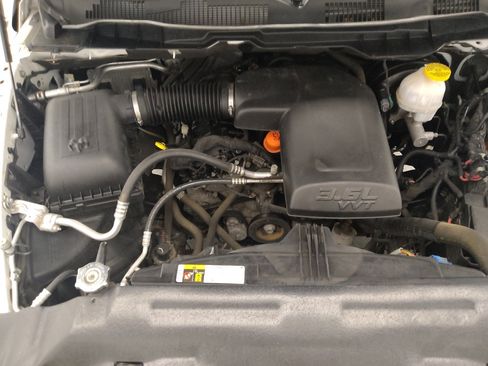 Used 2018 RAM 1500 Classic SLT AWD/4WD image 30