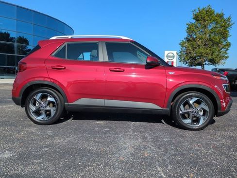 Used 2024 Hyundai Venue Limited image 3